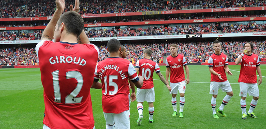 47岁苏提达率泰国队入场，穿西装系领带气宇轩昂，“艳压”欧拉弄