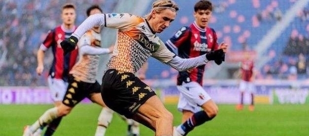 阿斯：维尼修斯希望继续为皇马效力，续约谈判已步入正轨（阿斯：维尼修斯愿留皇马，续约进程正稳步推进）