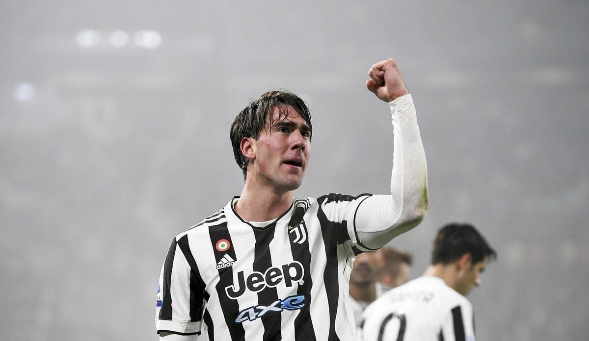 维尼修斯和阿森纳U16球员合影，2米法国门将抢镜