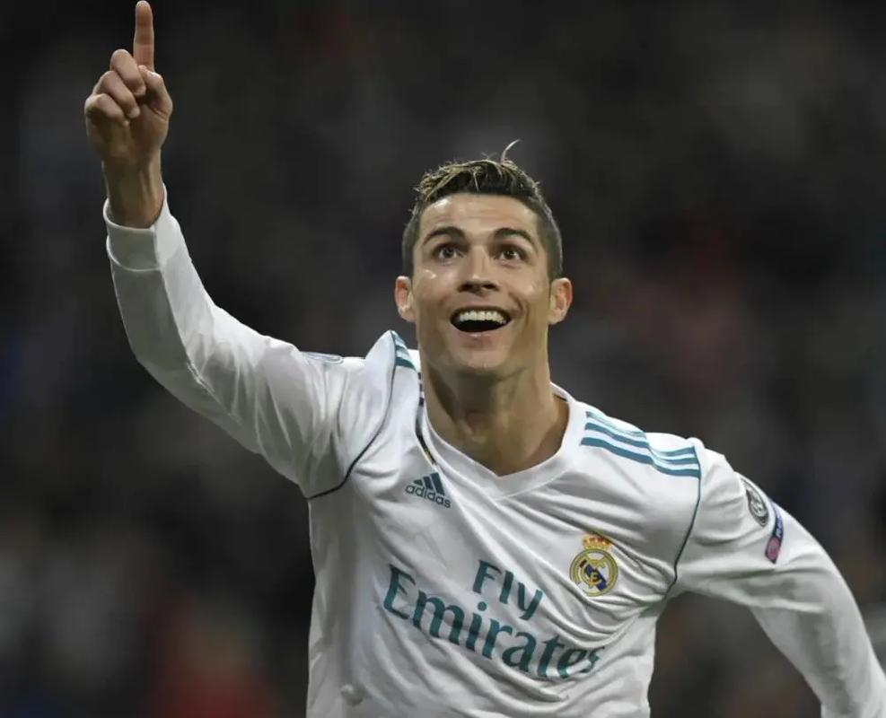 全队站位越踢越有感觉（越踢越默契，全队站位愈加到位）