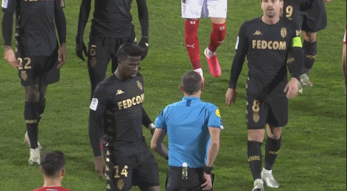 玉昆外援奥斯卡在老家开车遭遇起火，车内人员都及时逃生