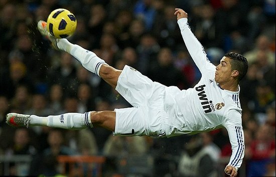 挑衅中国！日本球星三笘薰手持日本二战战犯照片，网友：封杀他（日本球员三笘薰陷舆论风波，部分网友呼吁封杀）