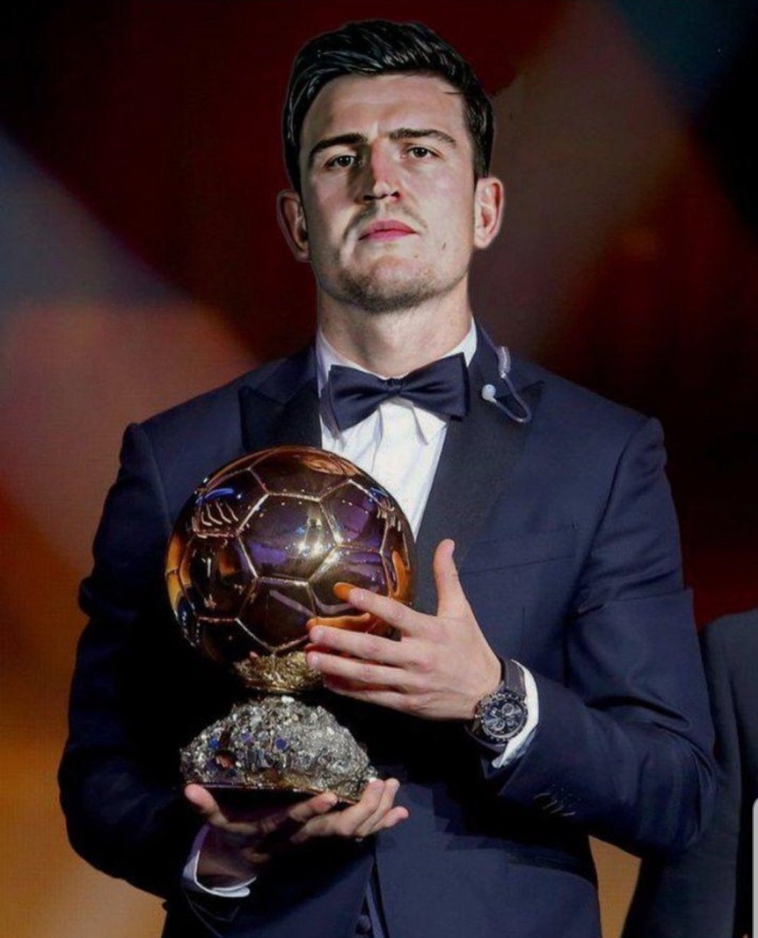 斯卡洛尼戴白手套递交世界杯，因凡蒂诺为仪式错误公开道歉